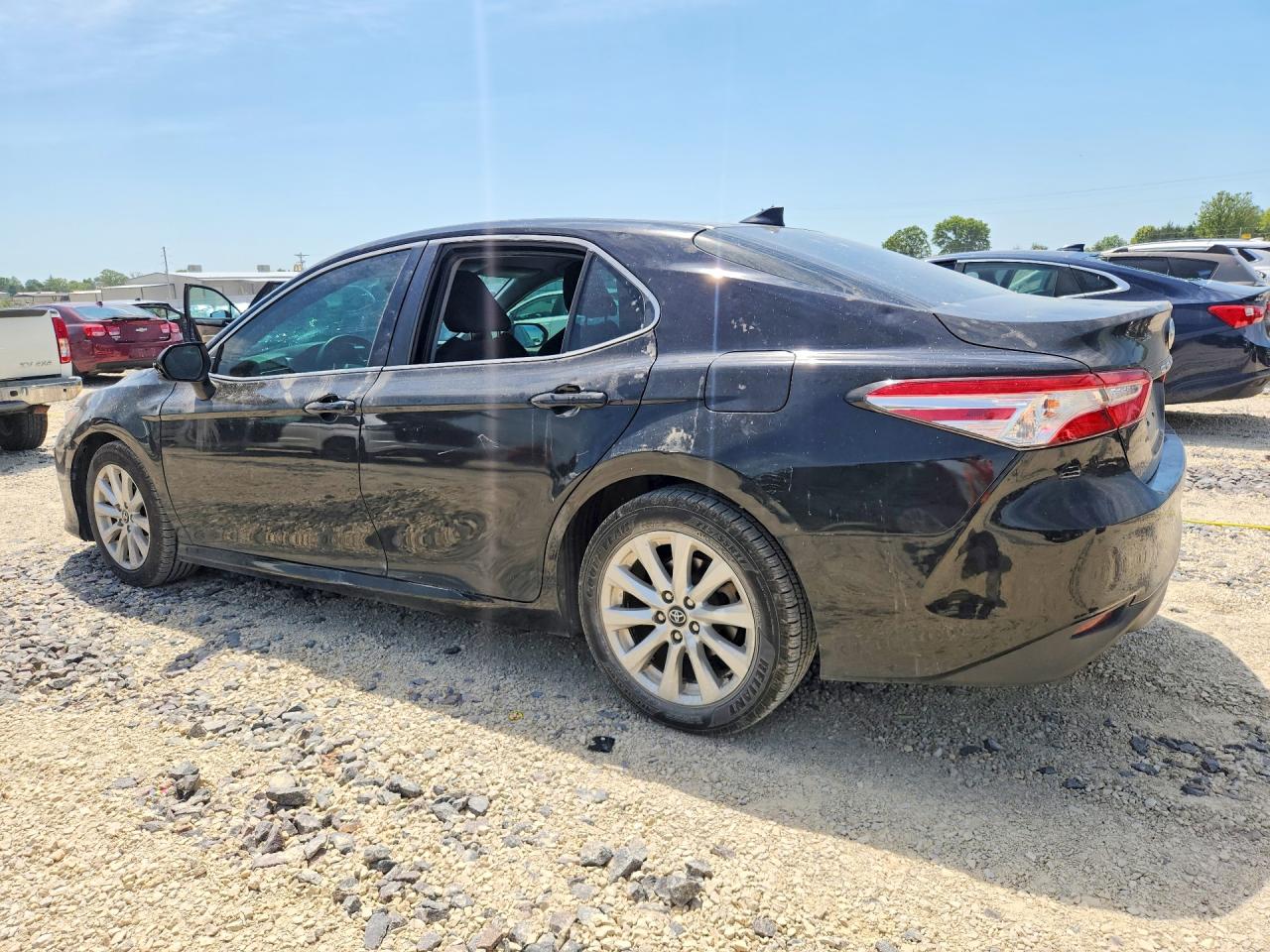 2020 TOYOTA CAMRY LE photo 3