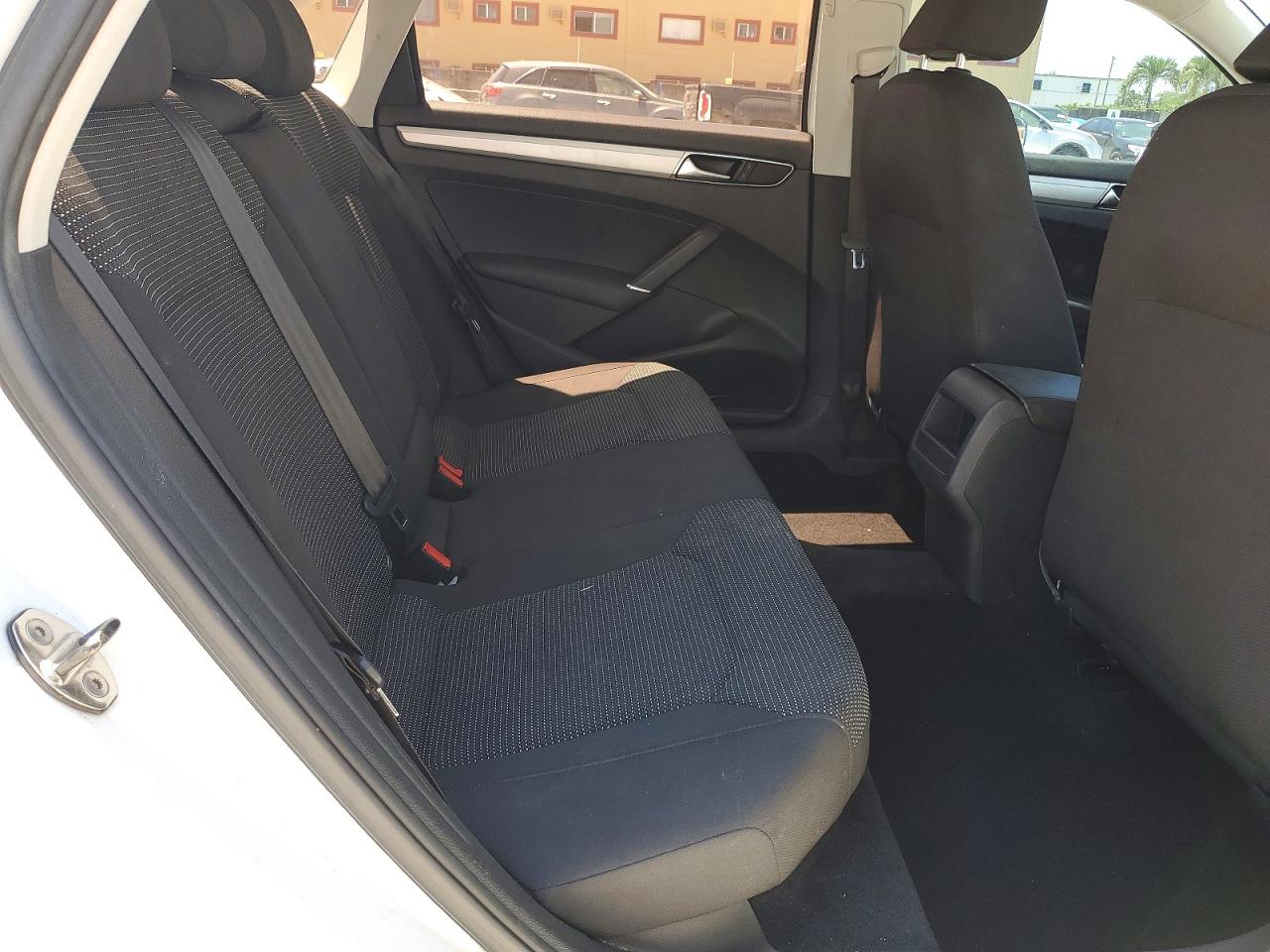 2017 VOLKSWAGEN PASSAT S photo 10