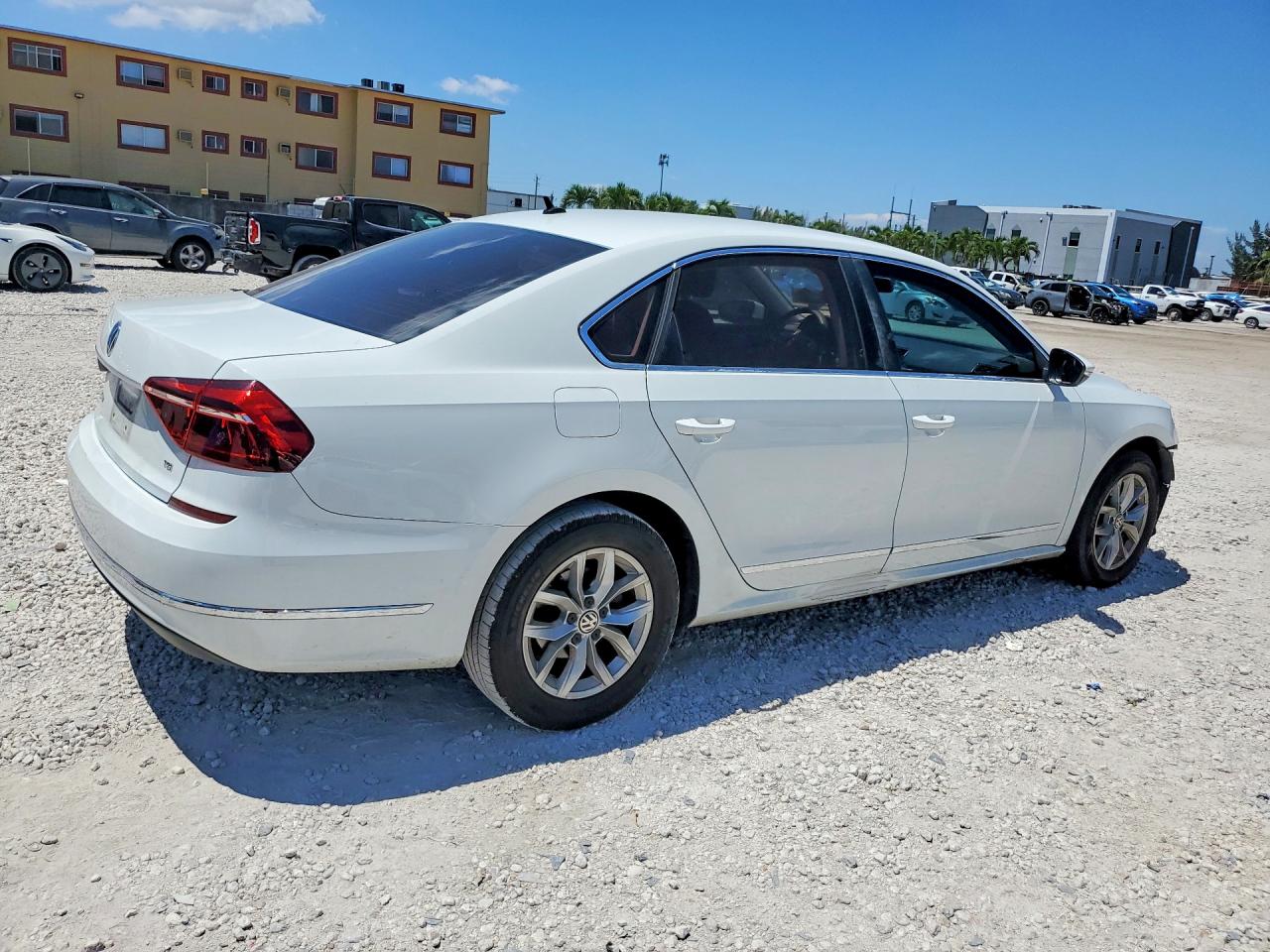 2017 VOLKSWAGEN PASSAT S photo 3