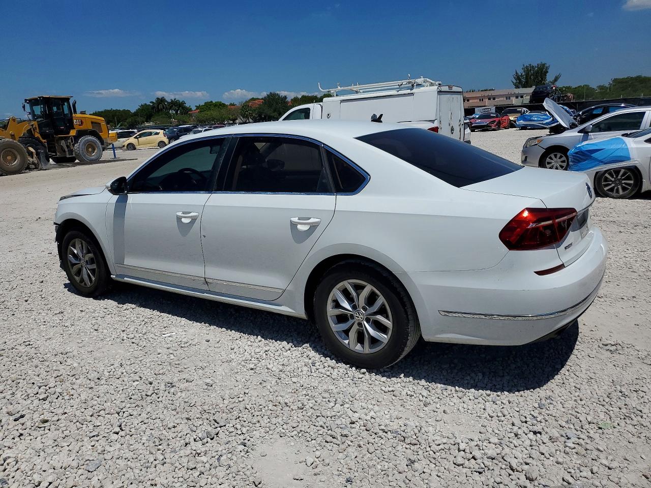 2017 VOLKSWAGEN PASSAT S photo 2