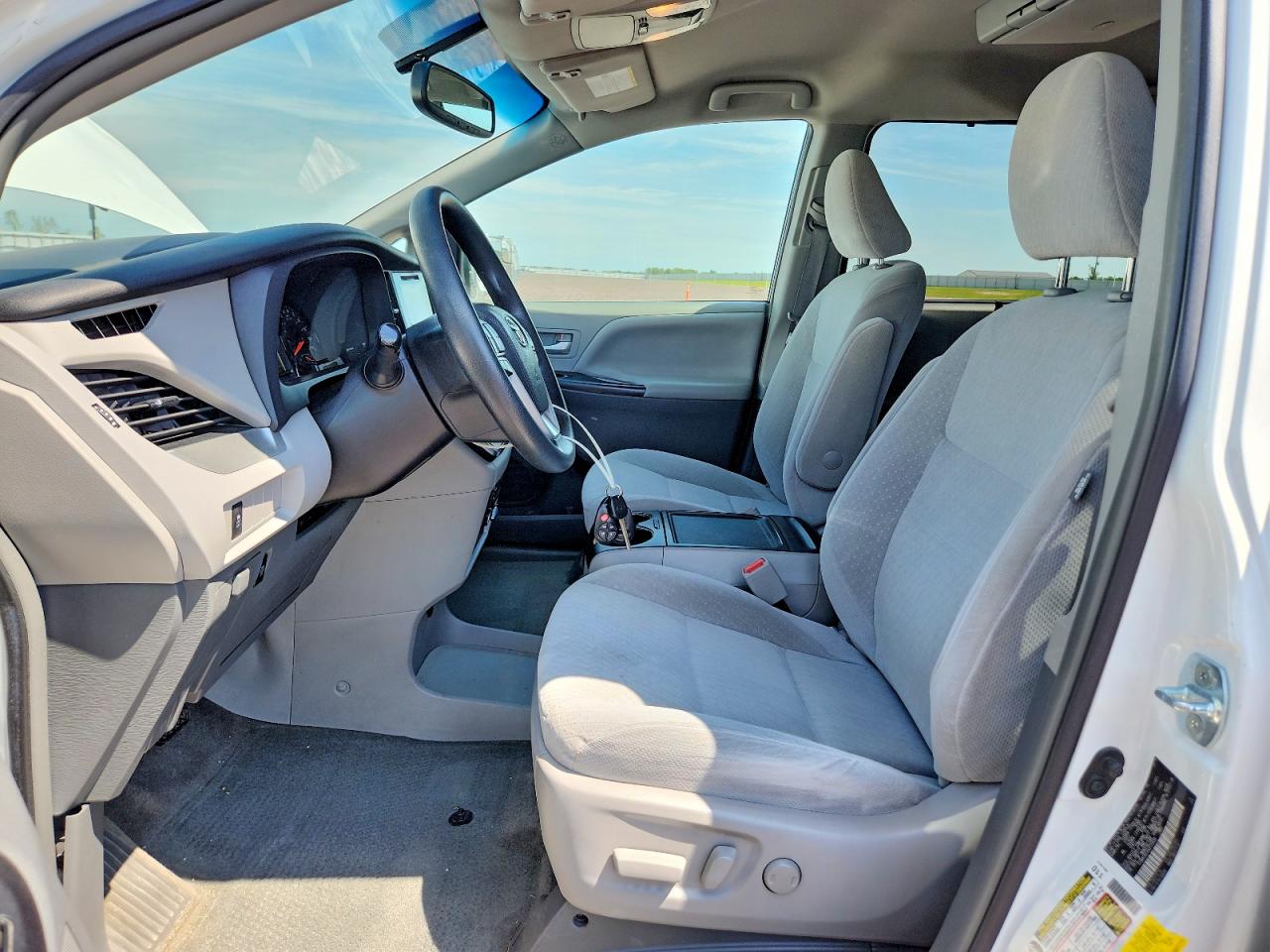 2016 TOYOTA SIENNA LE photo 13