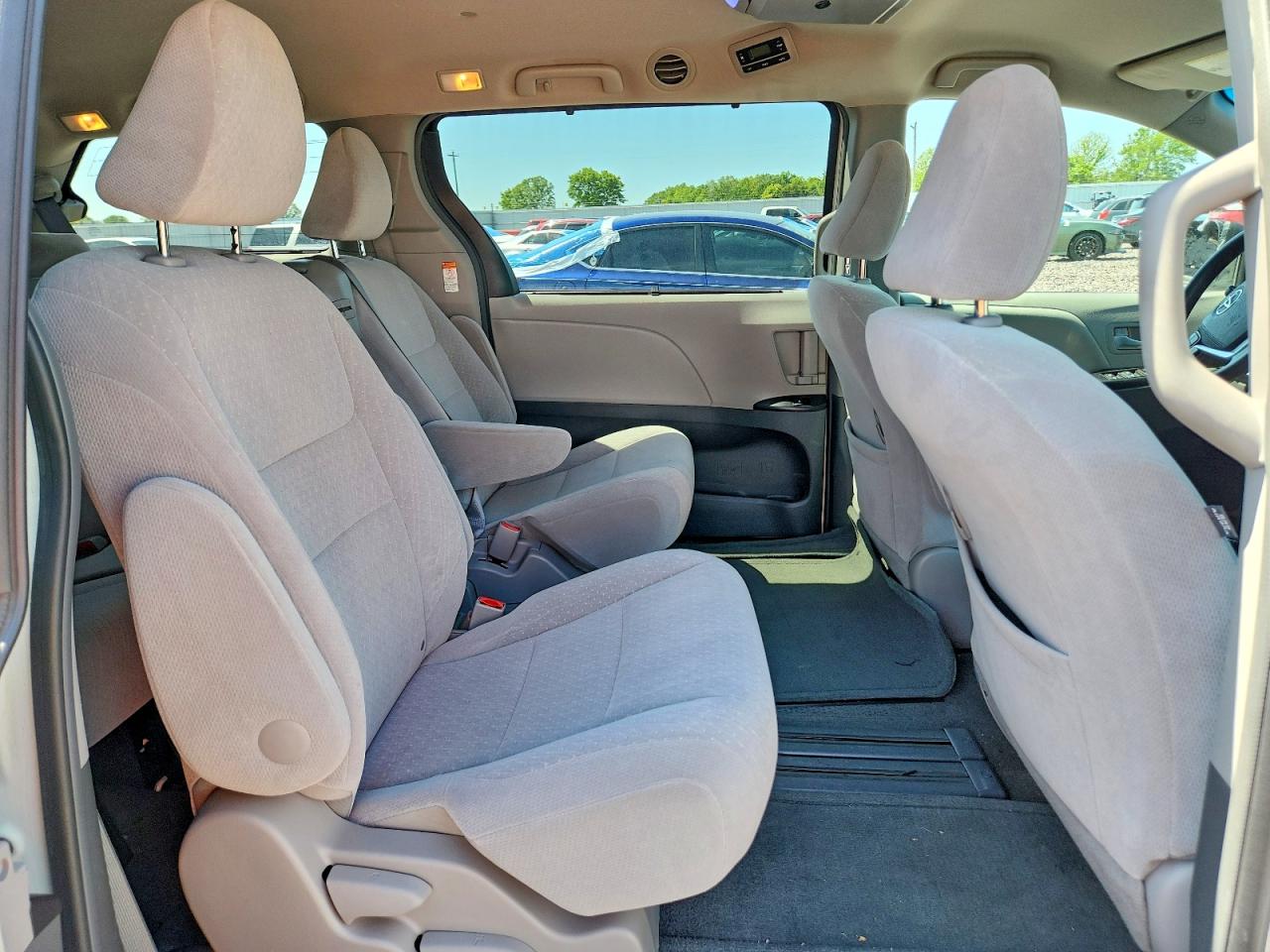 2016 TOYOTA SIENNA LE photo 21