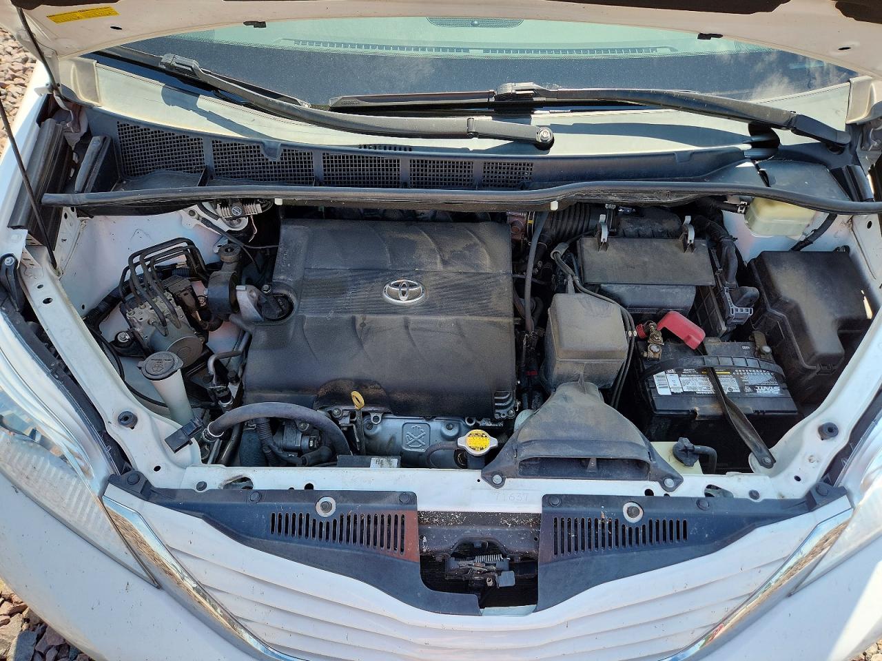 2016 TOYOTA SIENNA LE photo 23