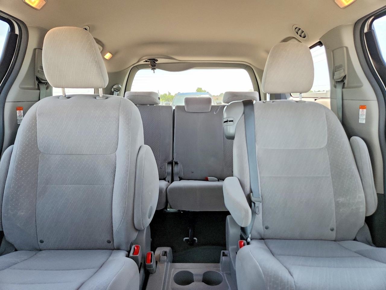 2016 TOYOTA SIENNA LE photo 19