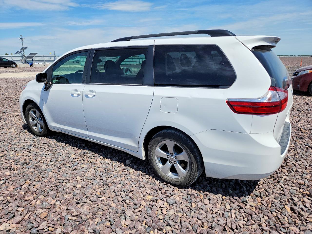 2016 TOYOTA SIENNA LE photo 3