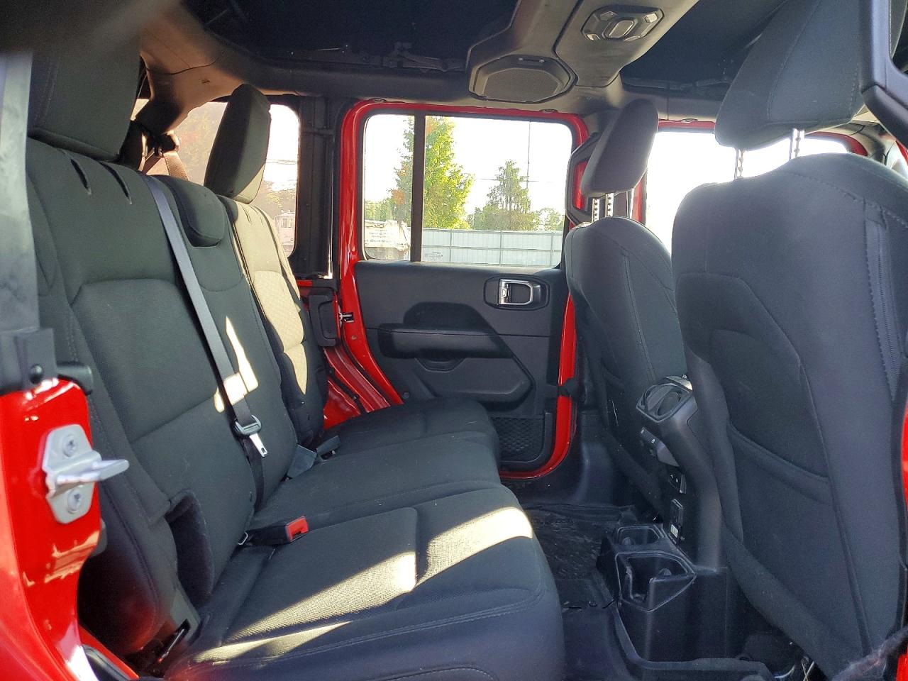 2018 JEEP WRANGLER UNLIMITED SAHARA photo 28