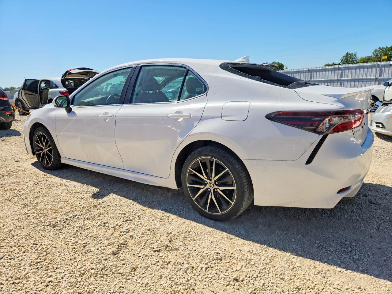 2022 TOYOTA CAMRY SE photo 3