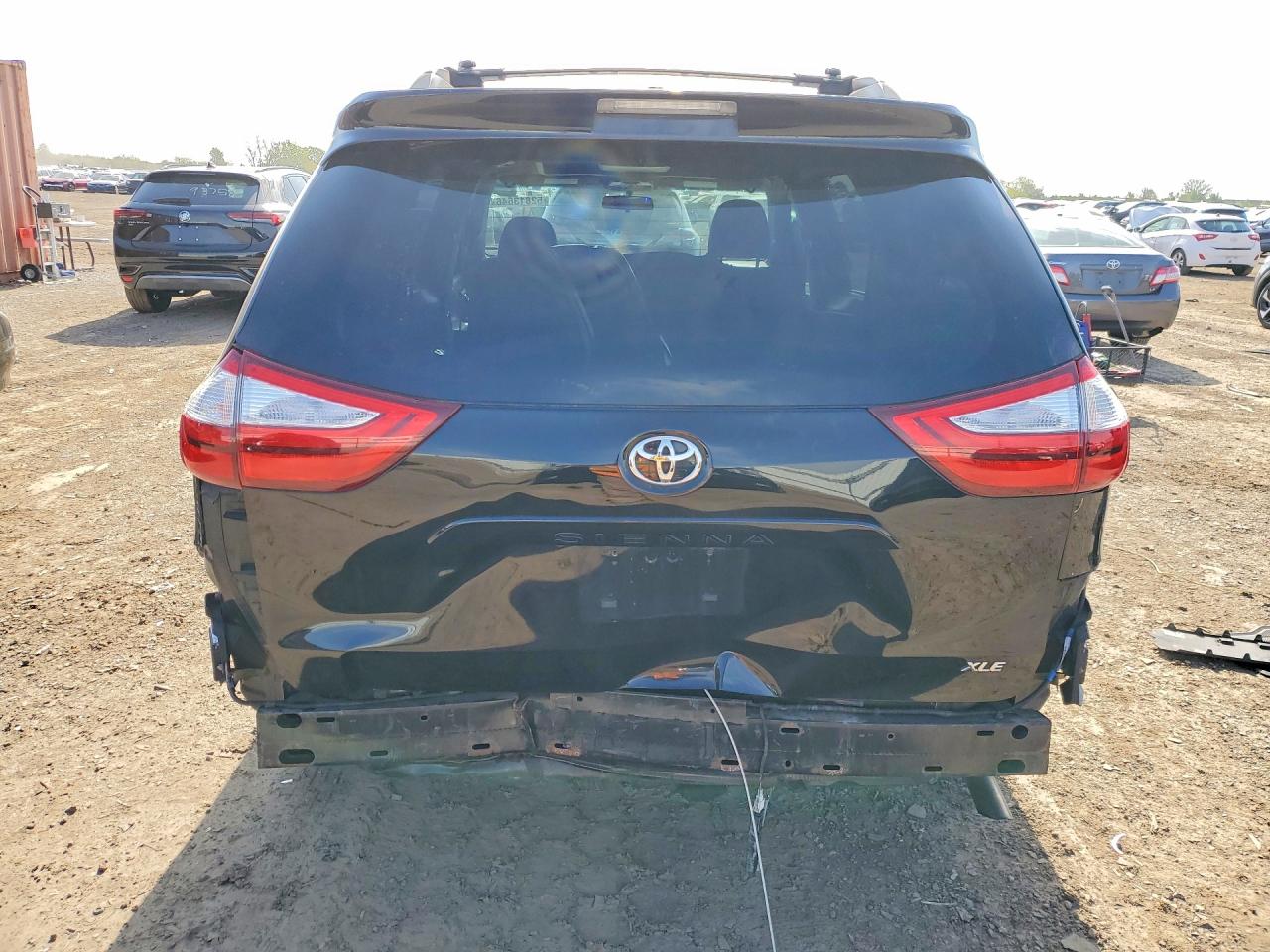 2017 TOYOTA SIENNA XLE 8-PASSENGER photo 11