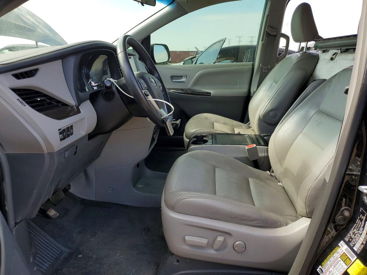2017 TOYOTA SIENNA XLE 8-PASSENGER photo 13
