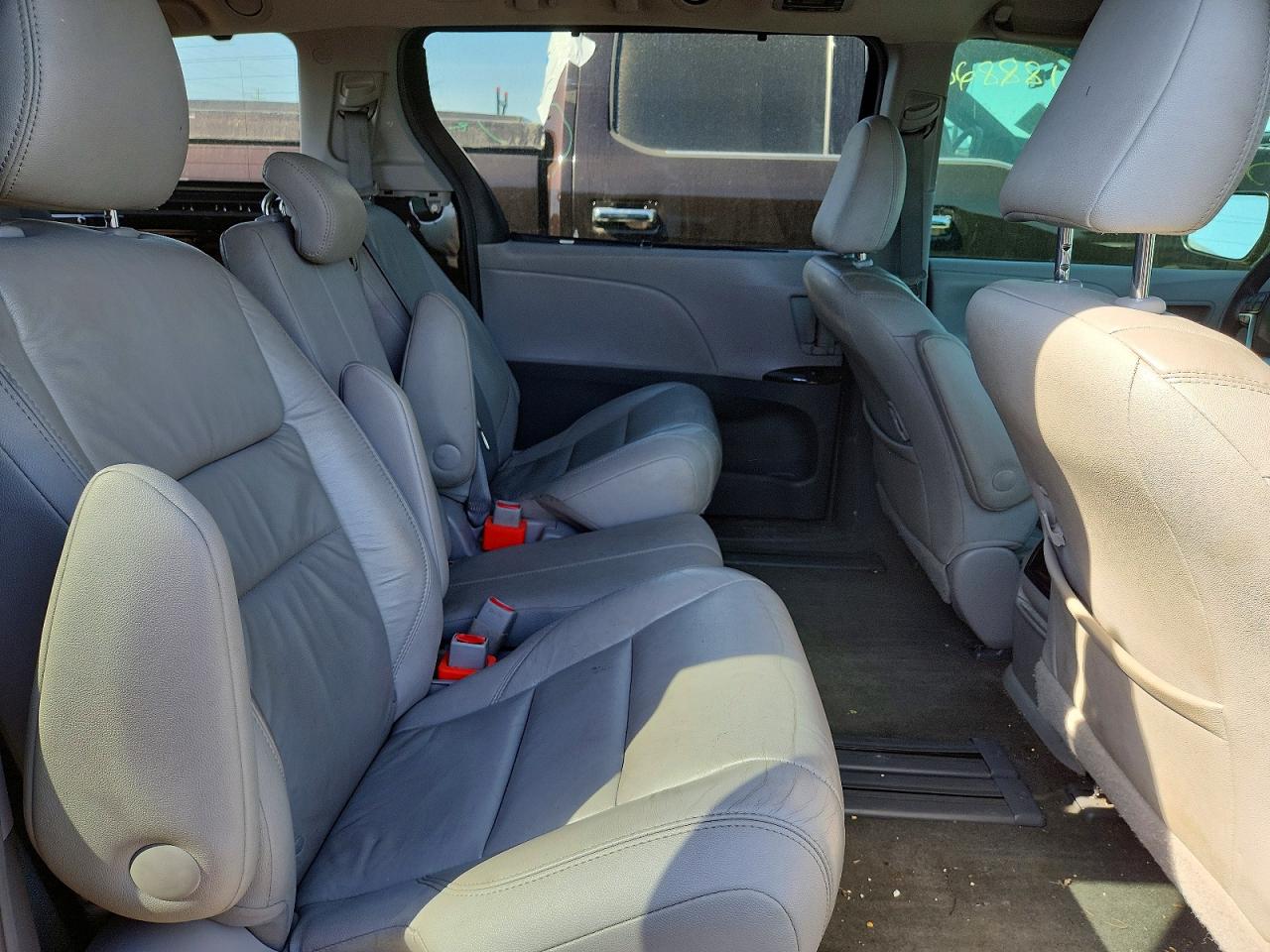 2017 TOYOTA SIENNA XLE 8-PASSENGER photo 21