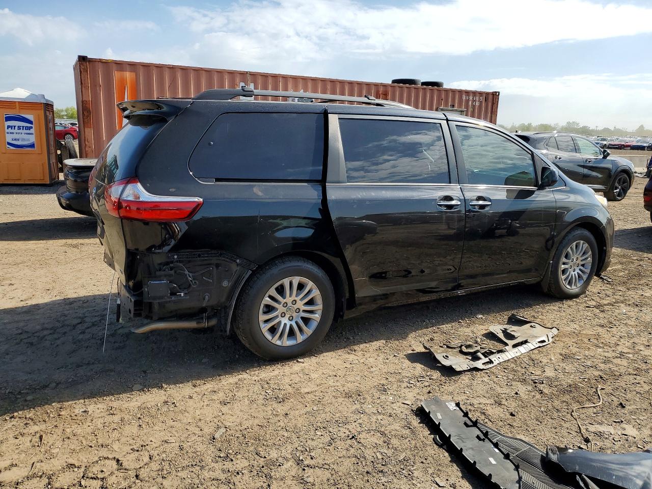 2017 TOYOTA SIENNA XLE 8-PASSENGER photo 5