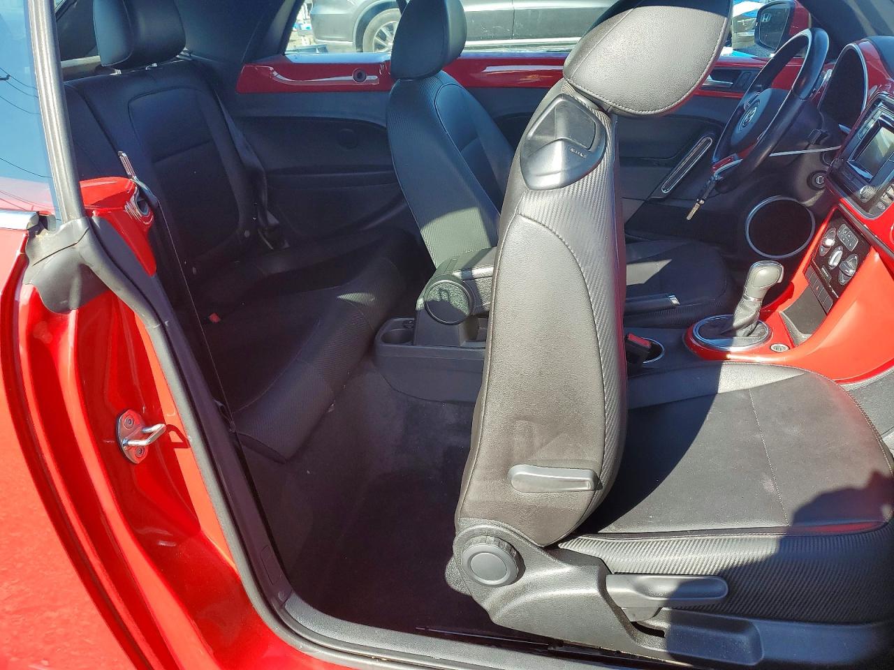 2017 VOLKSWAGEN BEETLE S photo 28