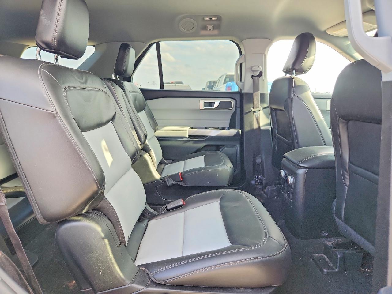2023 FORD EXPLORER XLT photo 31