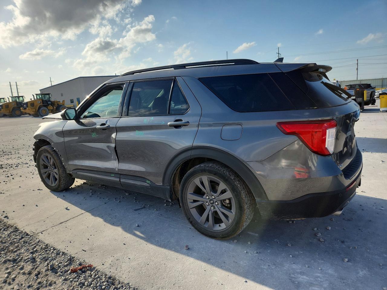 2023 FORD EXPLORER XLT photo 4