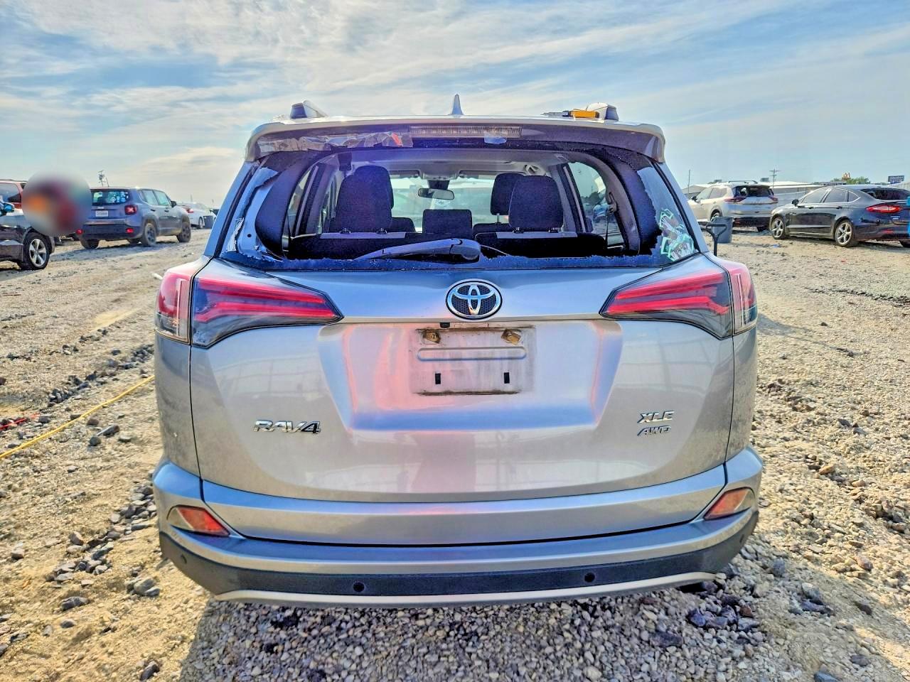 2018 TOYOTA RAV4 XLE photo 11