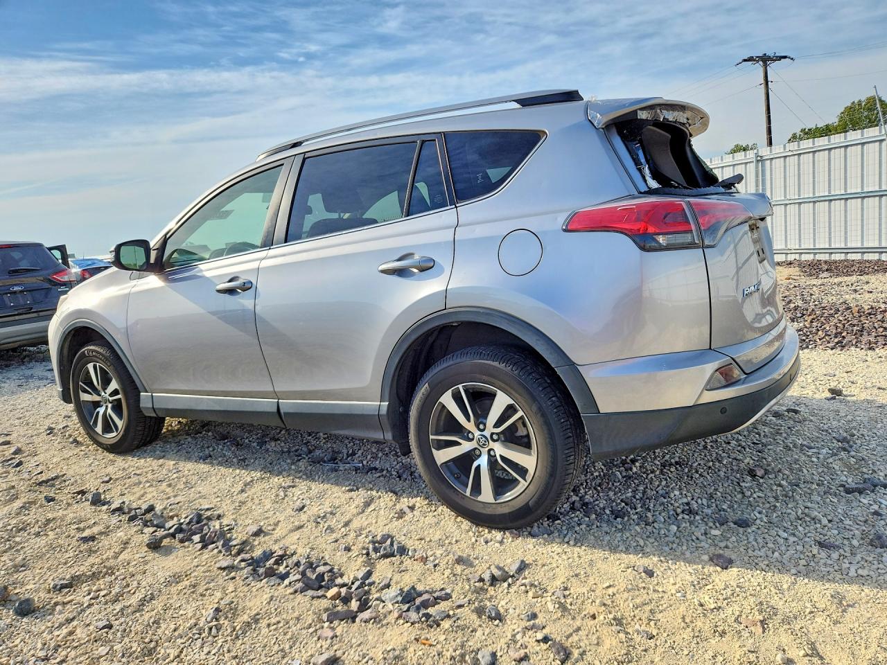2018 TOYOTA RAV4 XLE photo 3