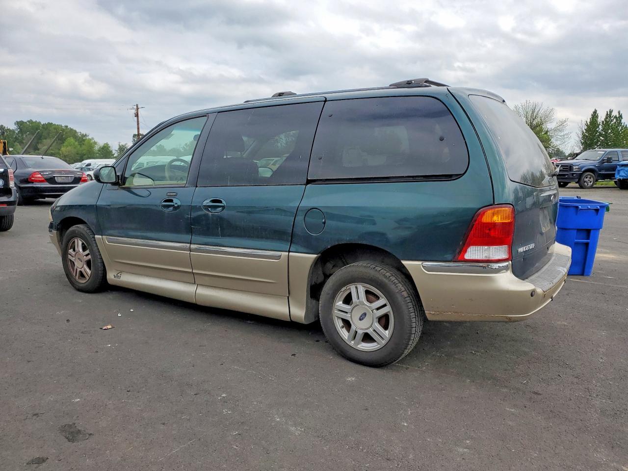 2001 FORD WINDSTAR SEL photo 3