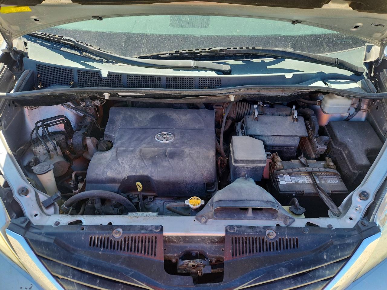 2013 TOYOTA SIENNA LE photo 34