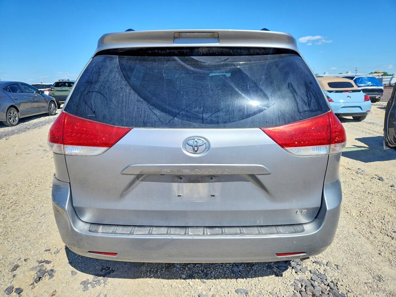 2013 TOYOTA SIENNA LE photo 16
