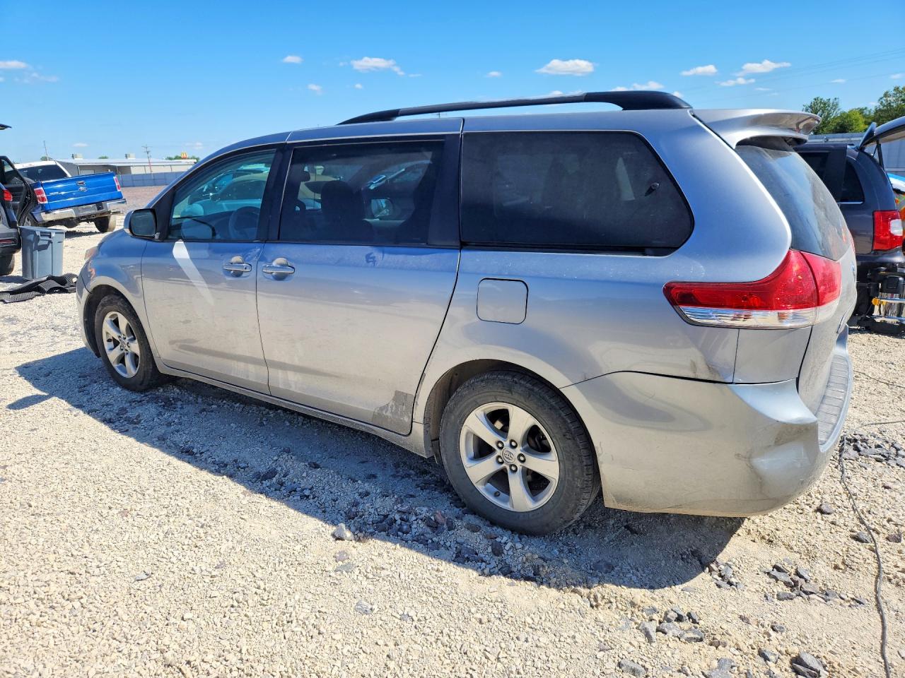 2013 TOYOTA SIENNA LE photo 4