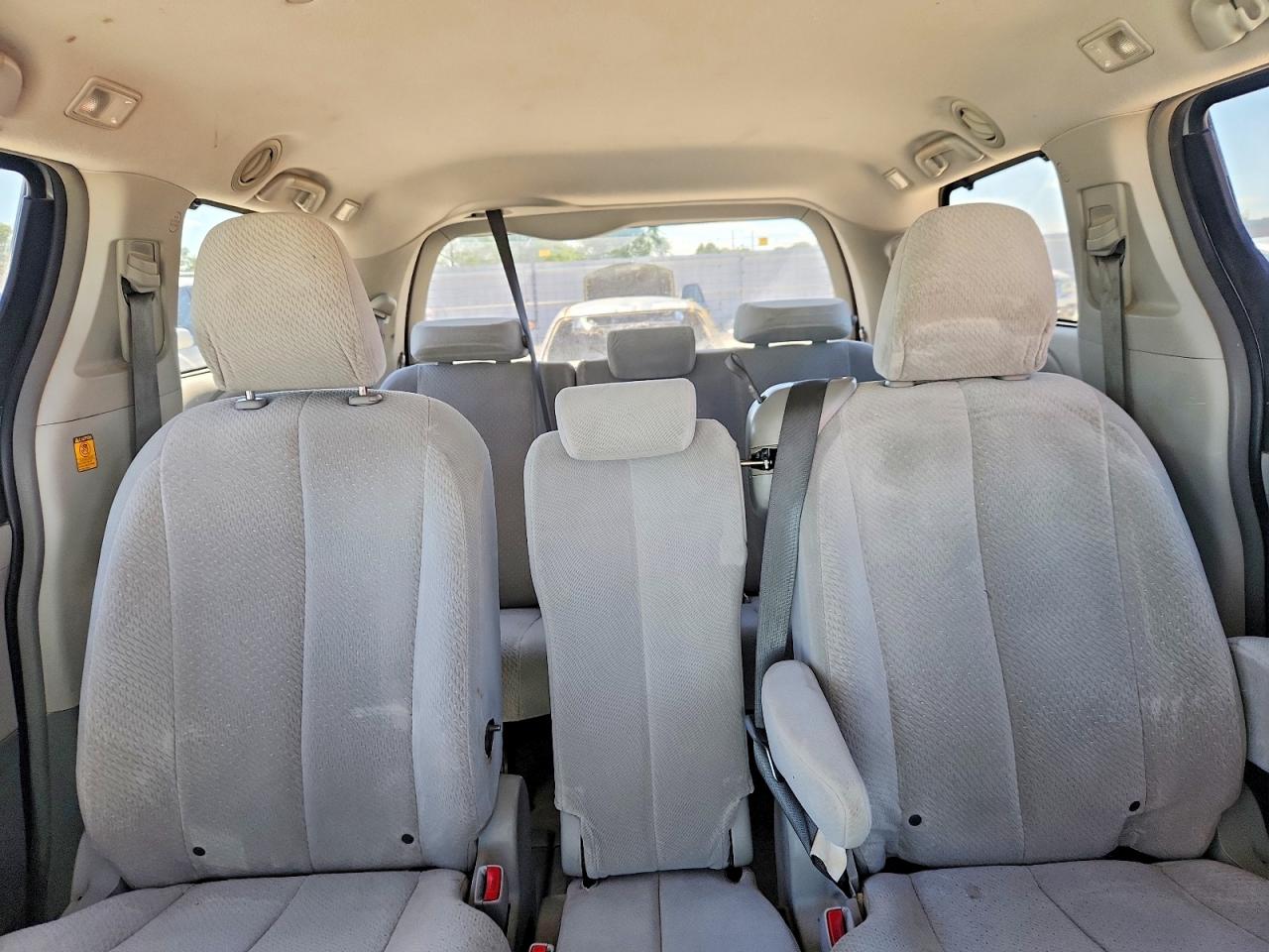 2013 TOYOTA SIENNA LE photo 28