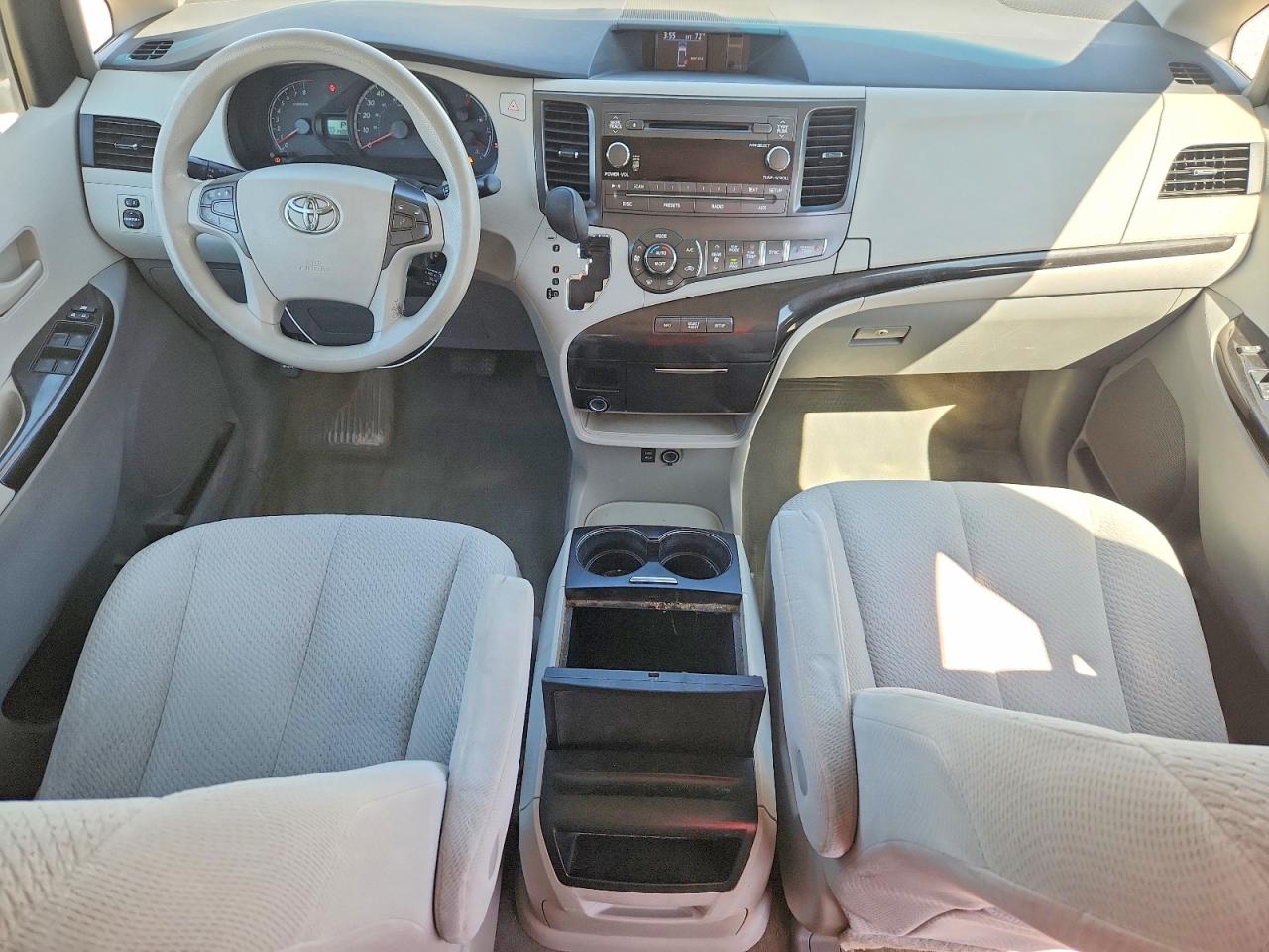 2013 TOYOTA SIENNA LE photo 22