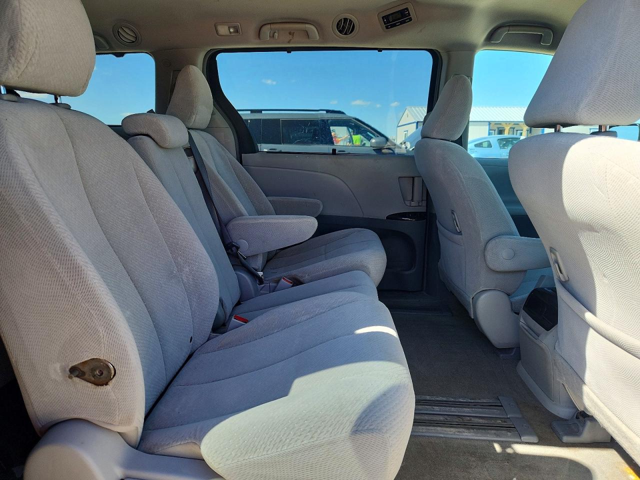 2013 TOYOTA SIENNA LE photo 31