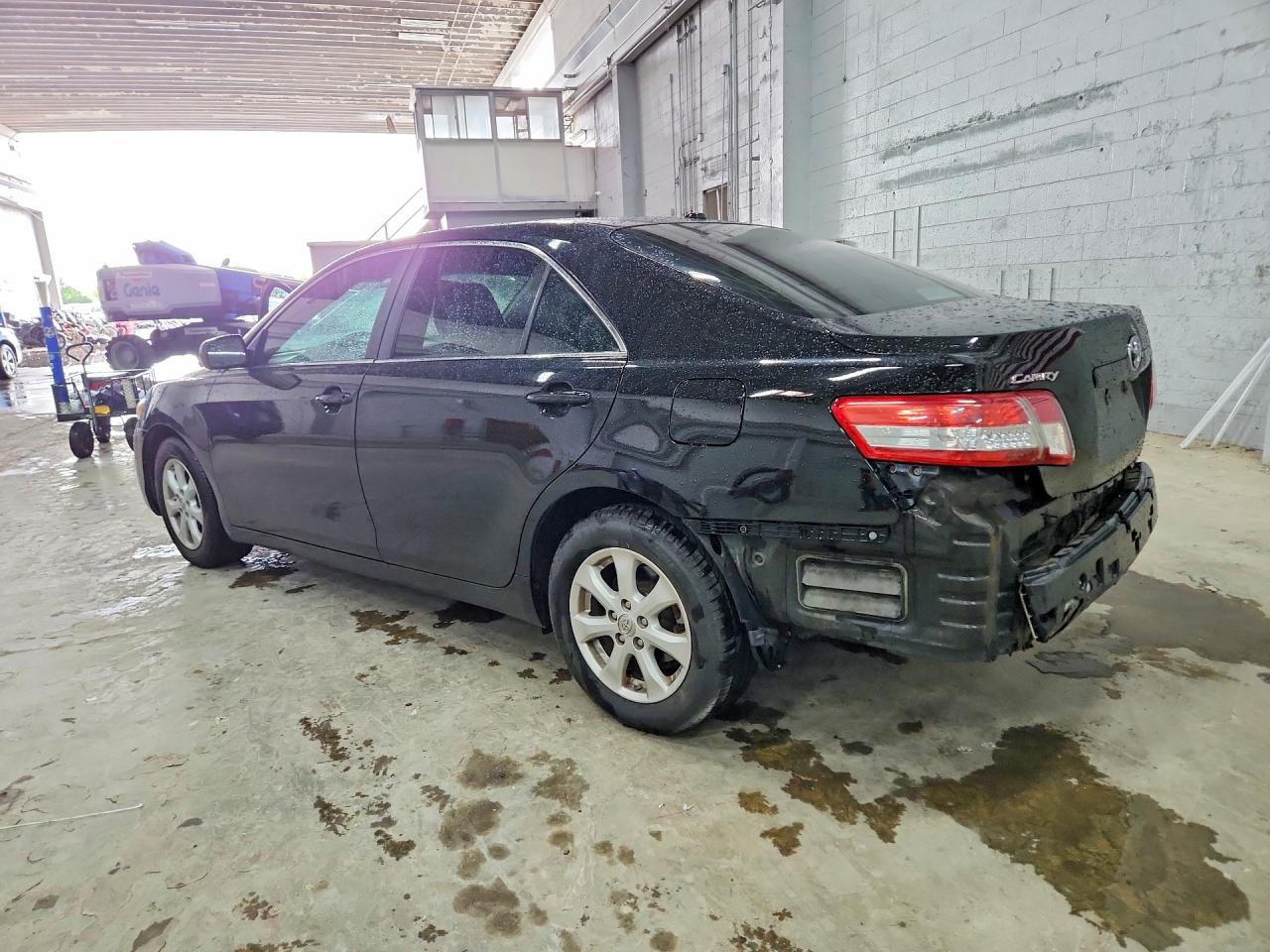 2011 TOYOTA CAMRY LE photo 3