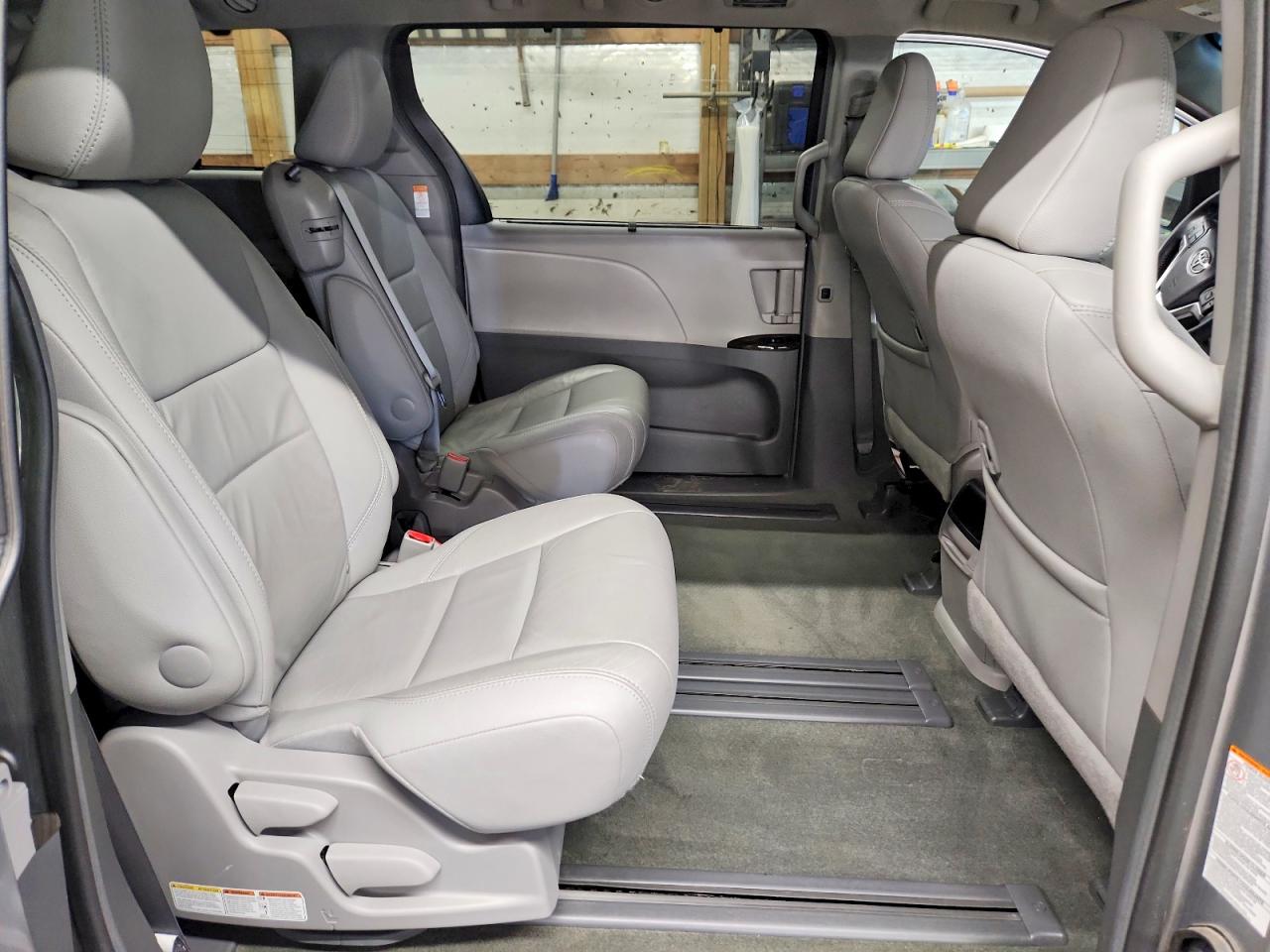 2017 TOYOTA SIENNA XLE 8-PASSENGER photo 21