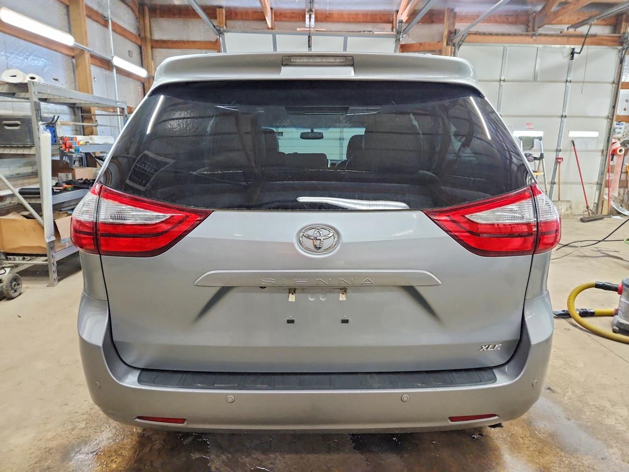 2017 TOYOTA SIENNA XLE 8-PASSENGER photo 11