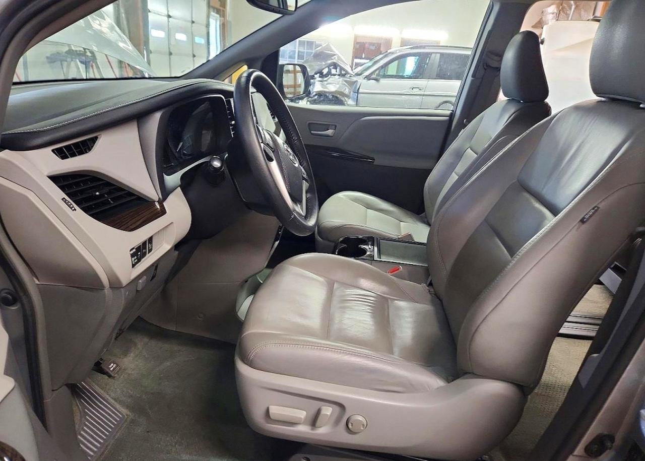 2017 TOYOTA SIENNA XLE 8-PASSENGER photo 13