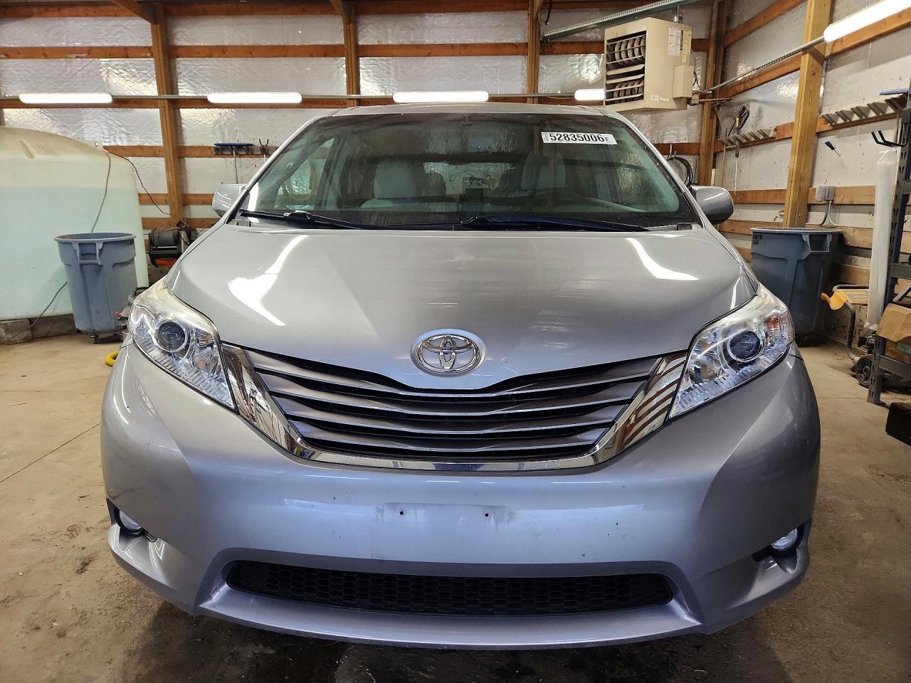 2017 TOYOTA SIENNA XLE 8-PASSENGER photo 9