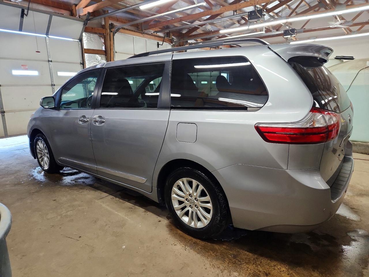 2017 TOYOTA SIENNA XLE 8-PASSENGER photo 3