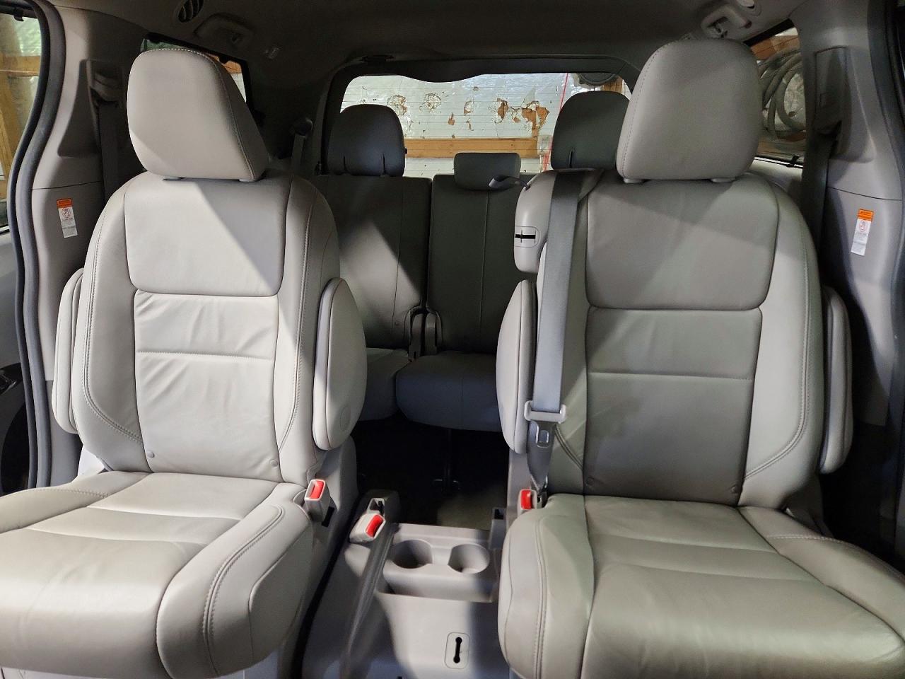 2017 TOYOTA SIENNA XLE 8-PASSENGER photo 19