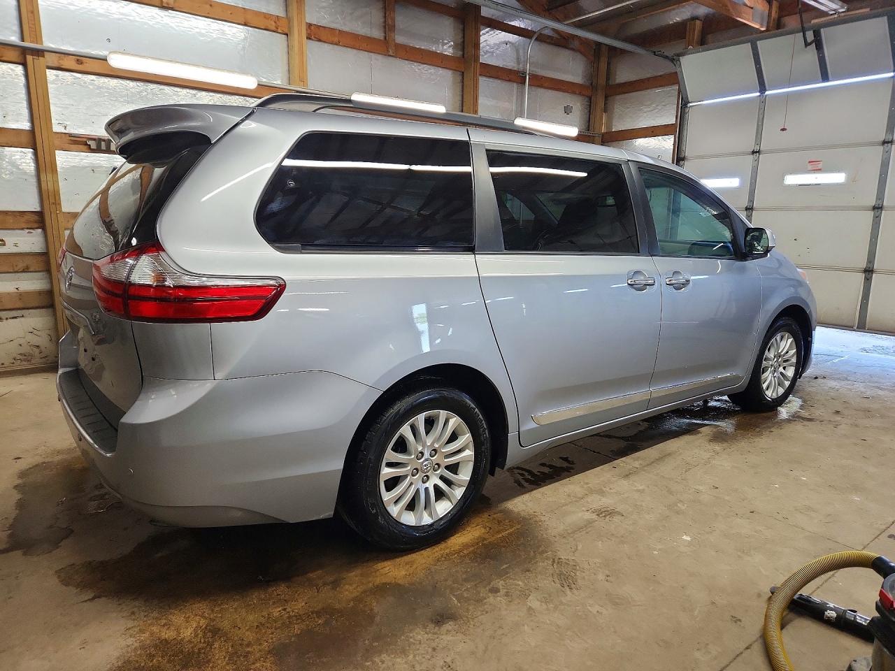 2017 TOYOTA SIENNA XLE 8-PASSENGER photo 5