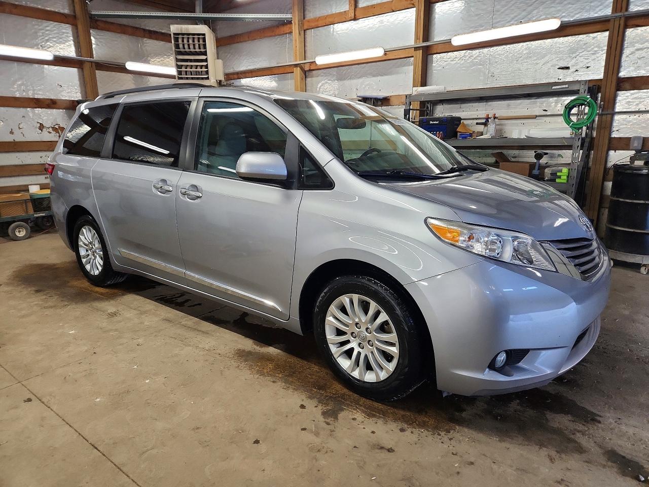 2017 TOYOTA SIENNA XLE 8-PASSENGER photo 7