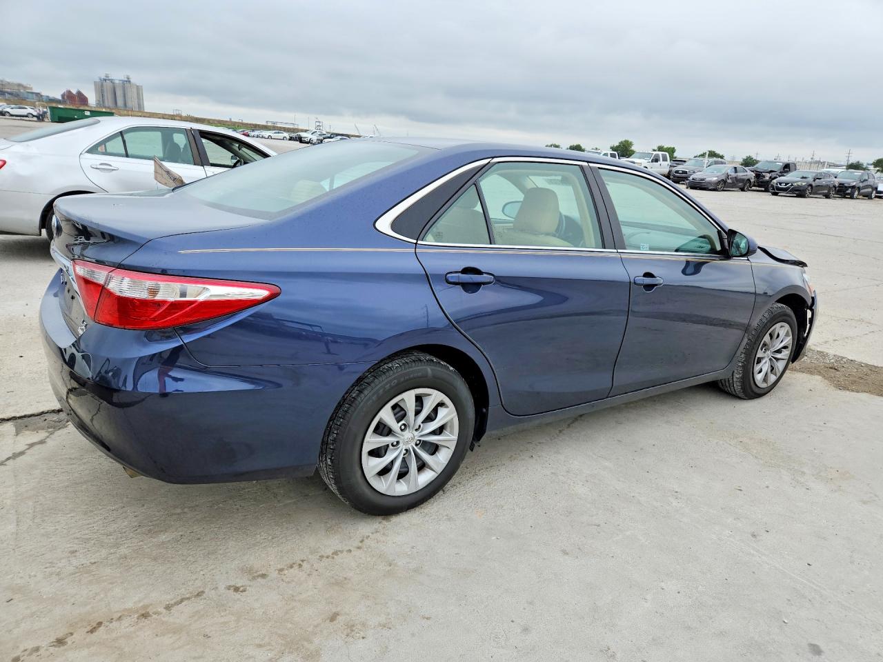 2015 TOYOTA CAMRY LE photo 5