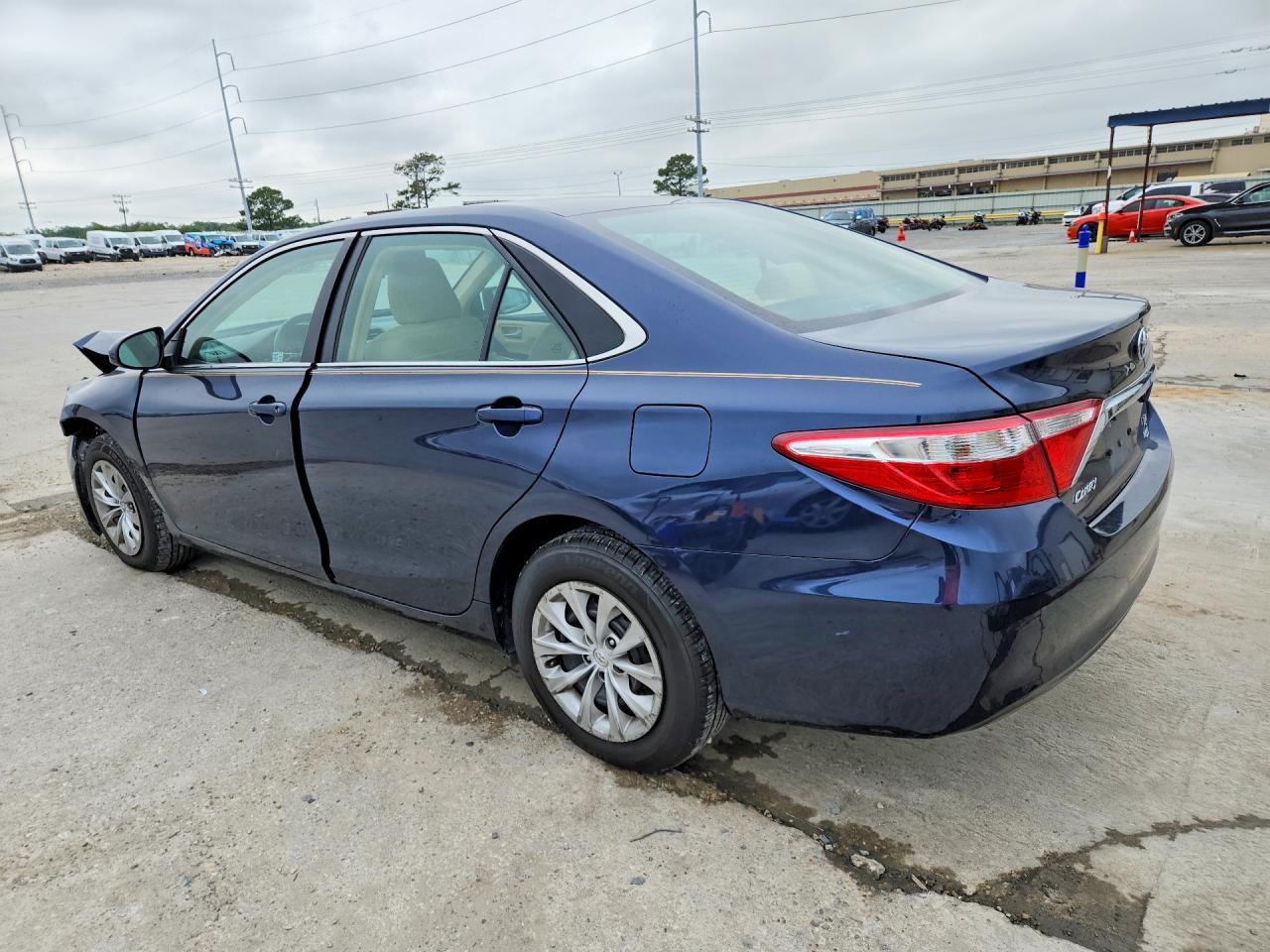 2015 TOYOTA CAMRY LE photo 3