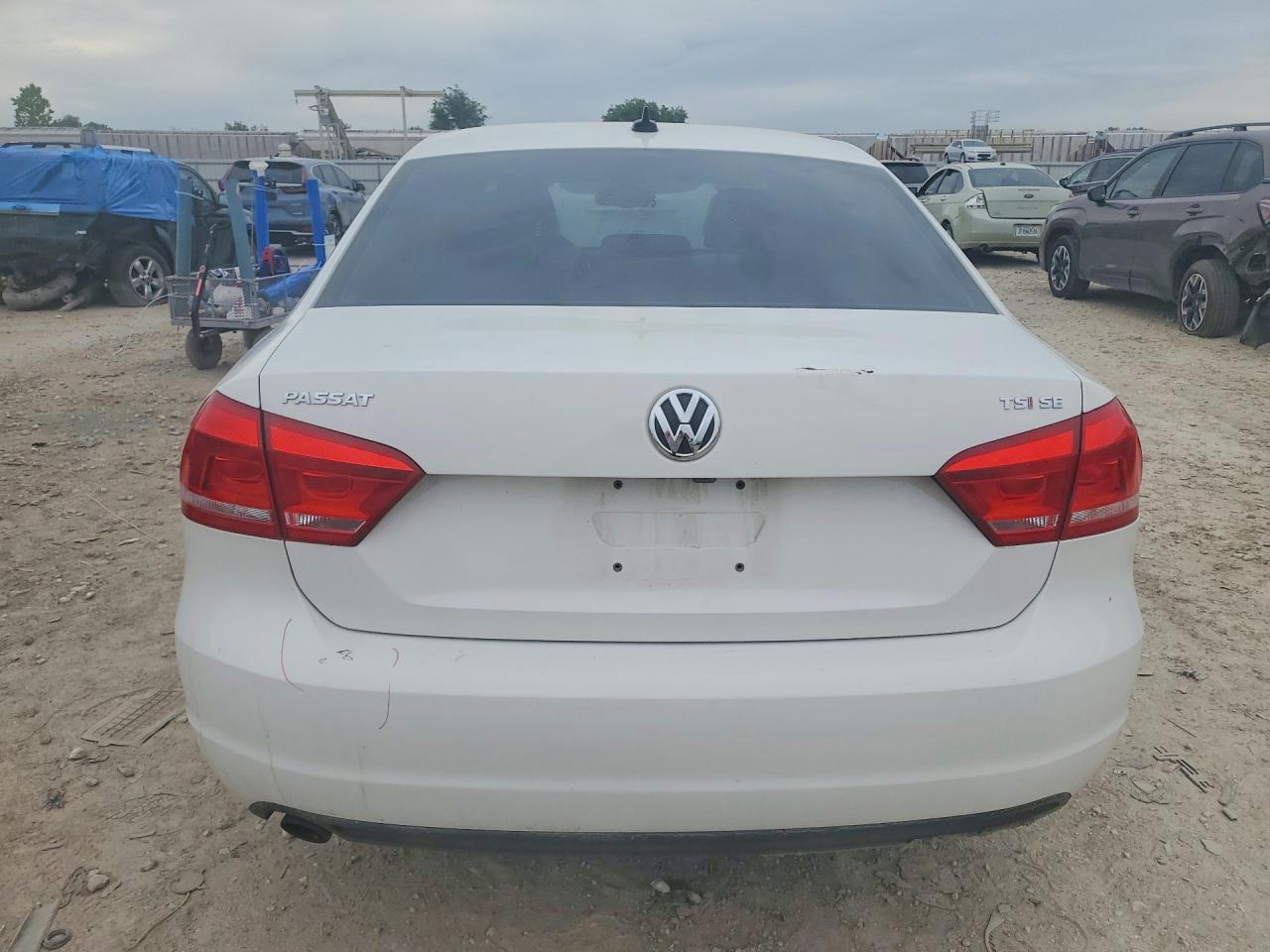 2014 VOLKSWAGEN PASSAT SE photo 11