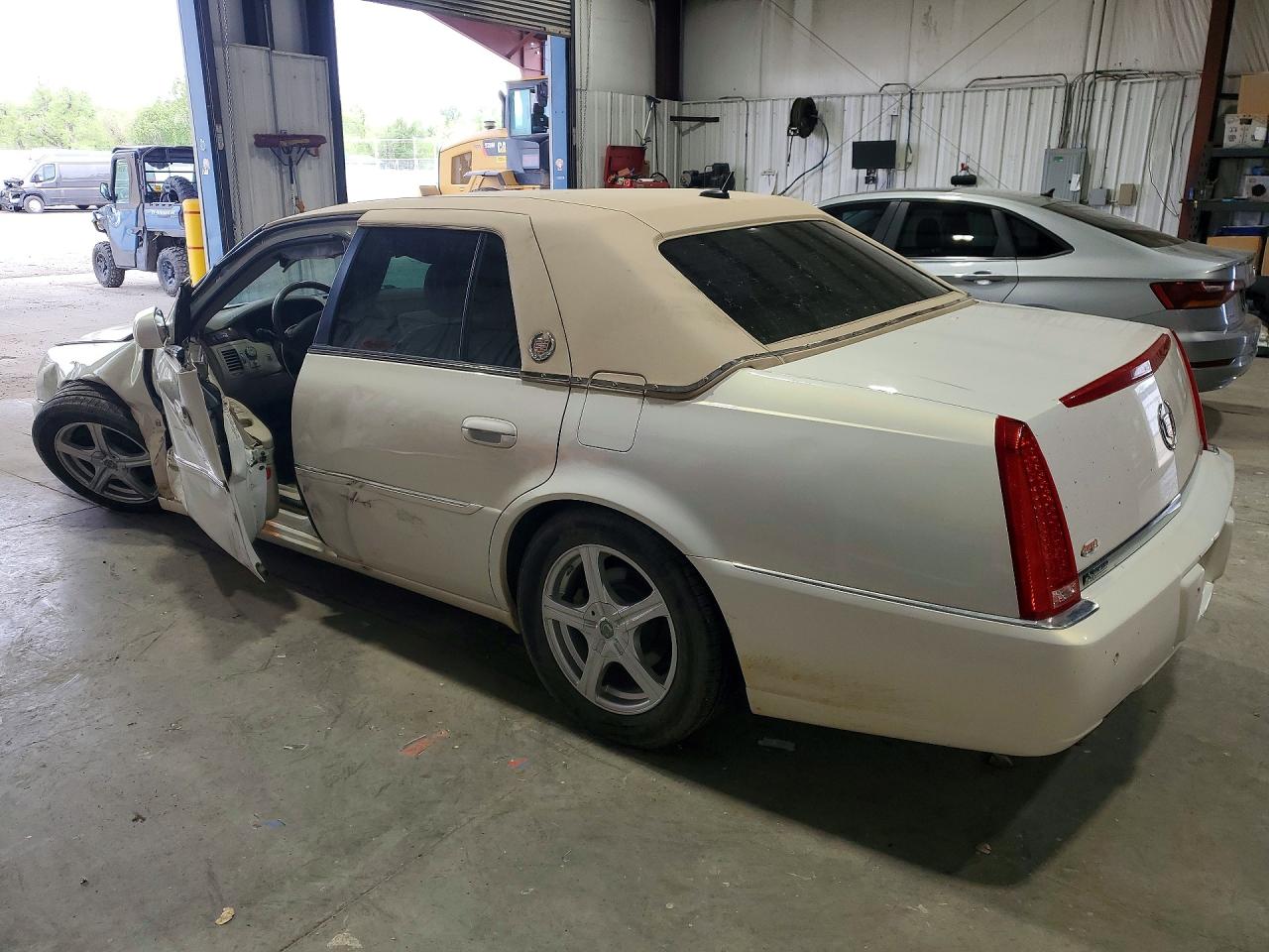 2006 CADILLAC DTS photo 2