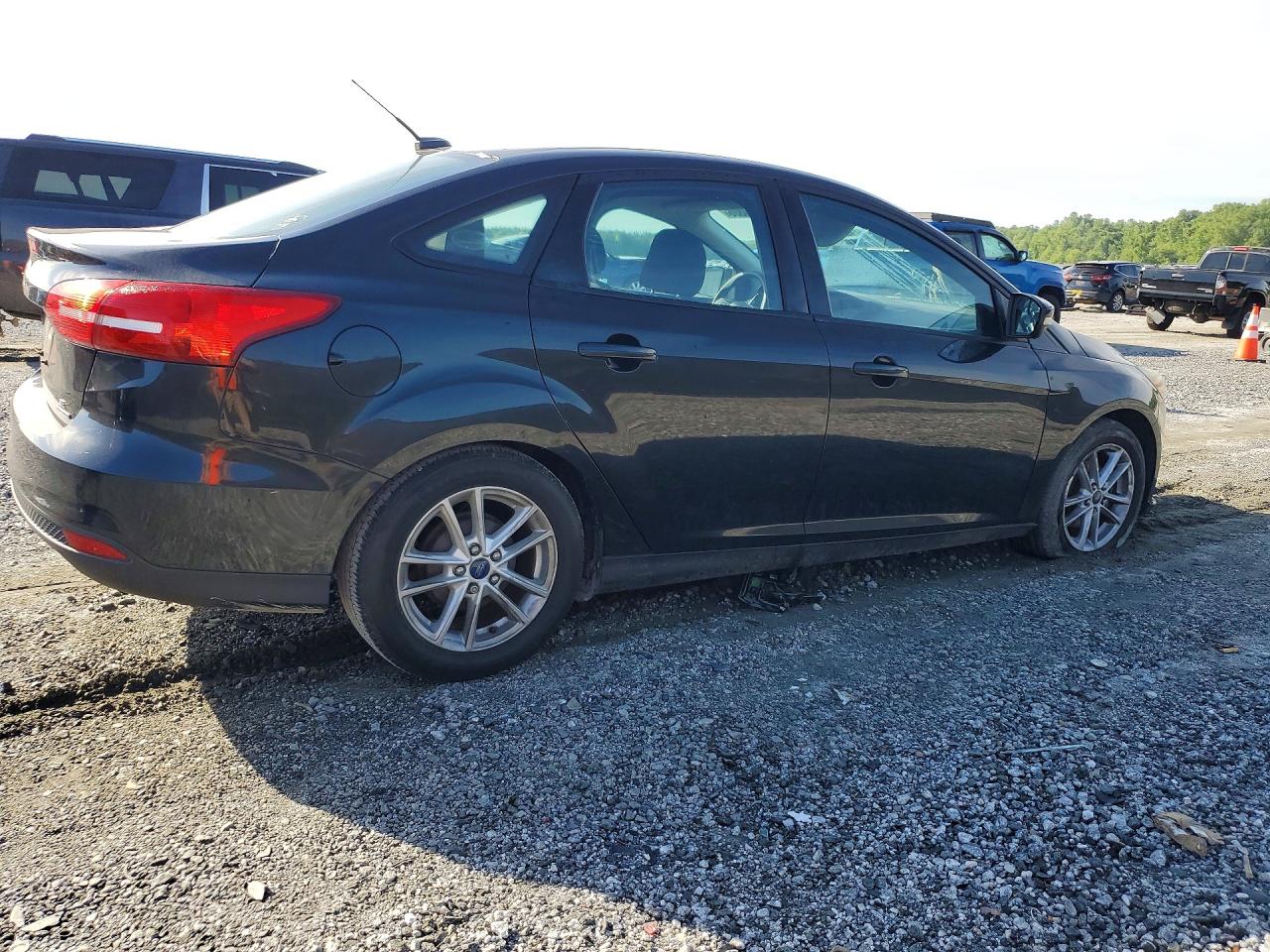 2015 FORD FOCUS SE photo 5