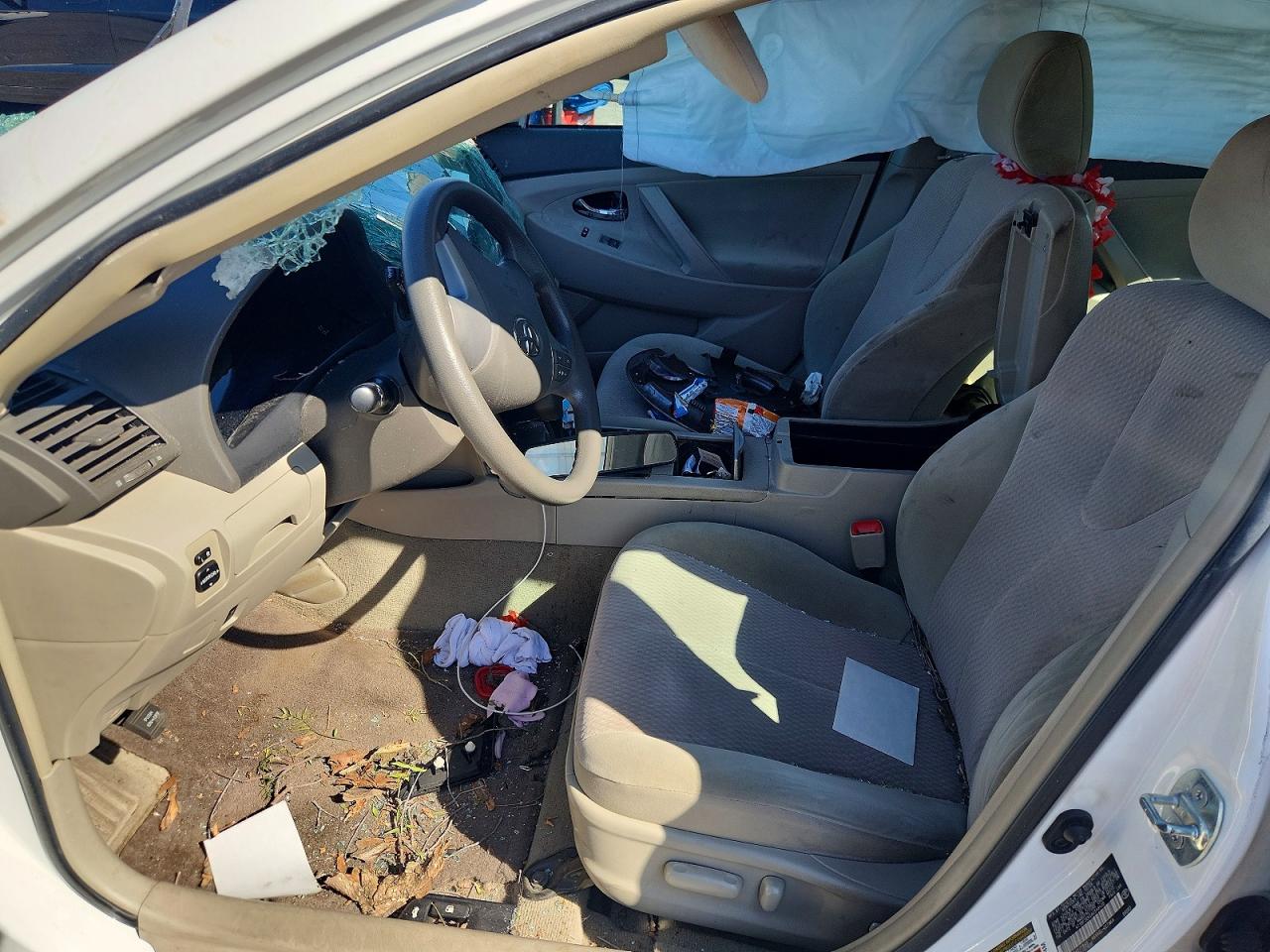 2010 TOYOTA CAMRY LE photo 13