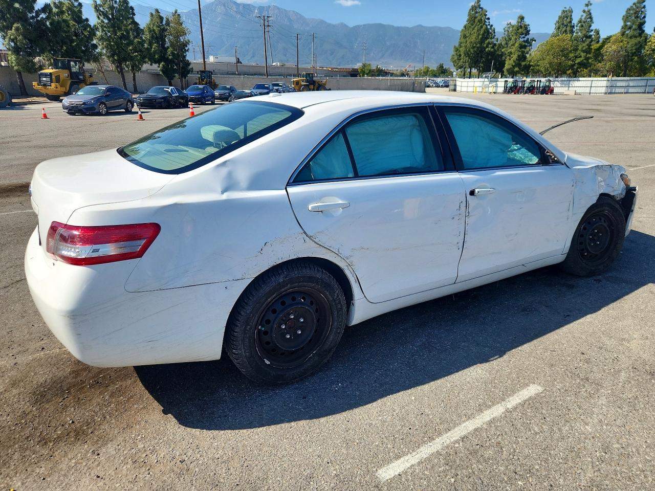 2010 TOYOTA CAMRY LE photo 5