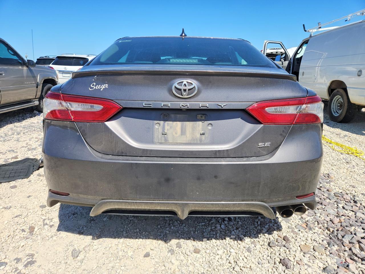 2019 TOYOTA CAMRY SE photo 16