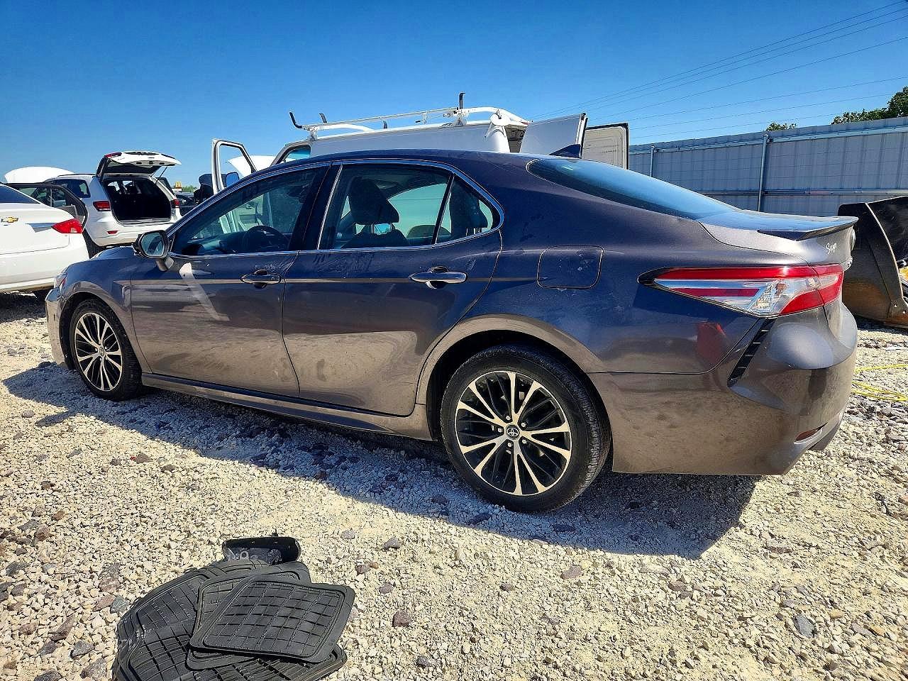 2019 TOYOTA CAMRY SE photo 4