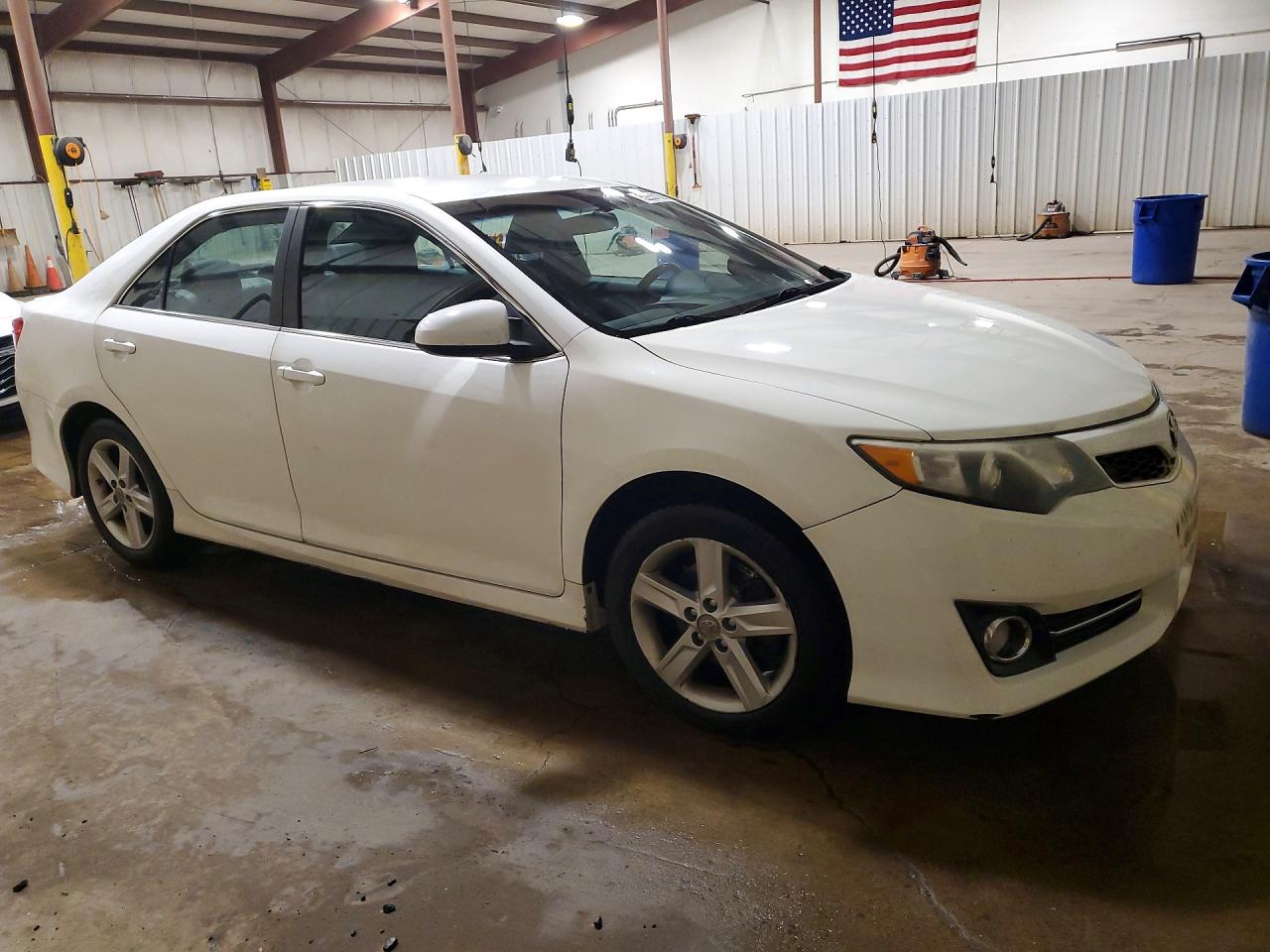 2012 TOYOTA CAMRY SE photo 4