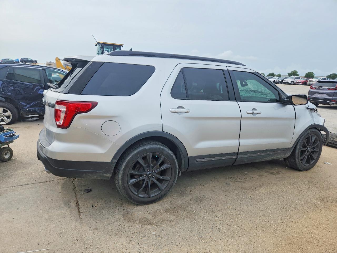 2019 FORD EXPLORER XLT photo 7