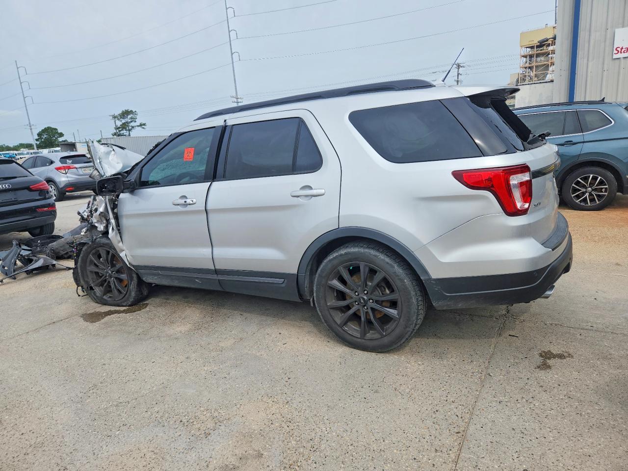 2019 FORD EXPLORER XLT photo 4