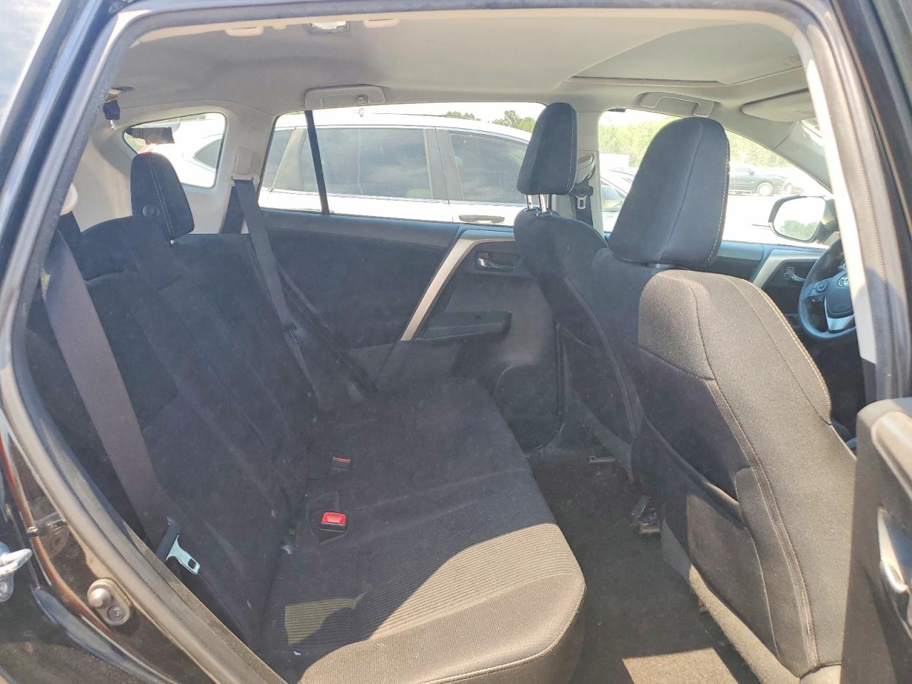 2015 TOYOTA RAV4 XLE photo 31