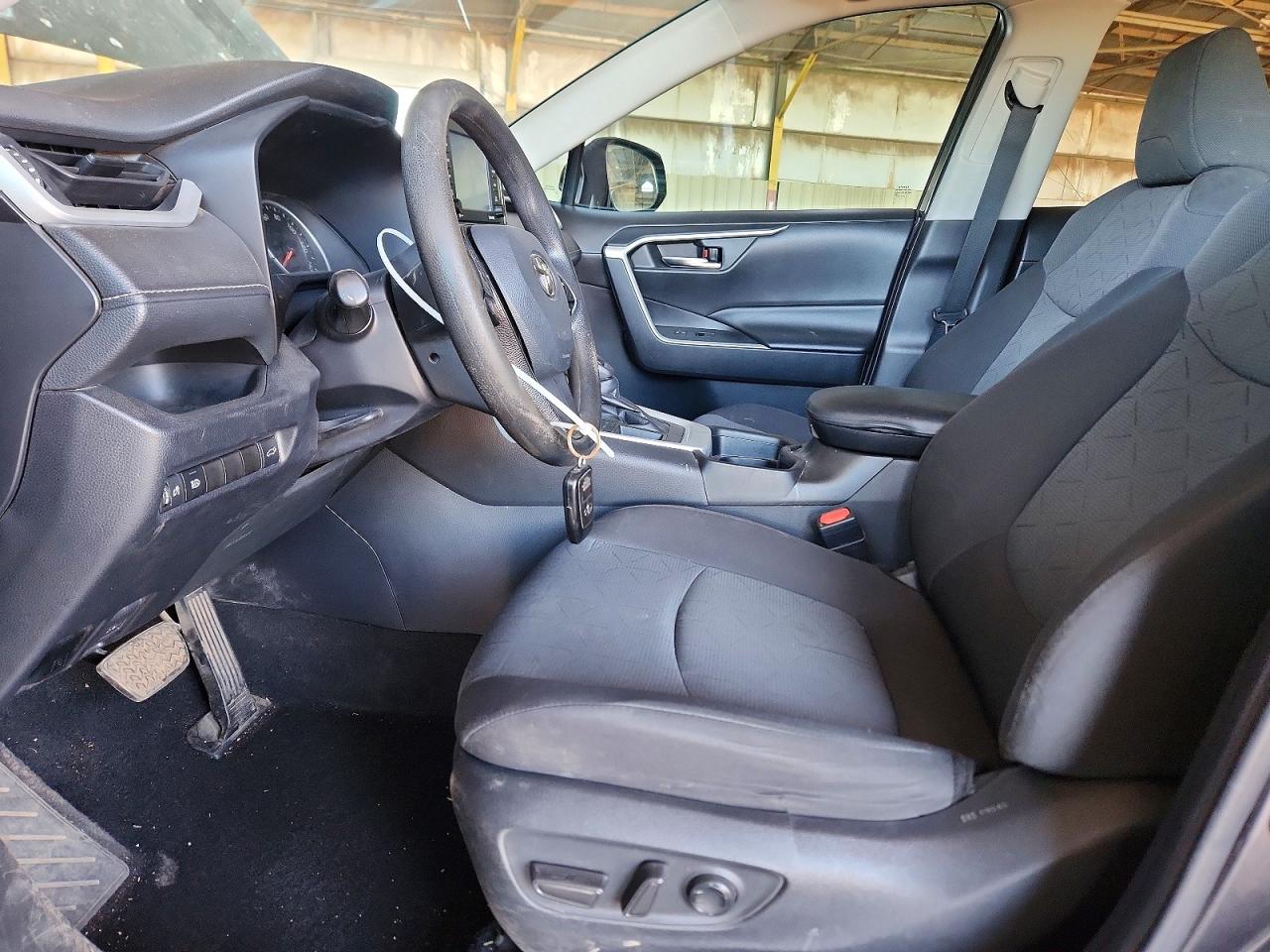2021 TOYOTA RAV4 XLE photo 7
